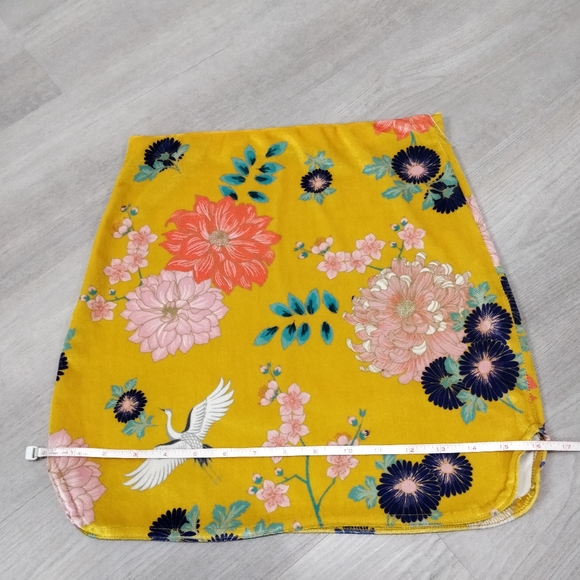 PrettyLittleThing velvety floral yellow mini skirt - Picture 12 of 15